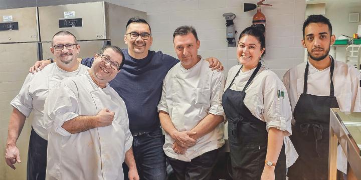 Das engagierte Team in der Kantine des Gymnasiums Münchenstein: Thierry Simonin (Küchenchef), Alessio Di Salvo, Michael Dörfl inger (Leiter Hotellerie der ESB), Dirk Moravec-Brussig ( Küchenchef), Oleksandra Peten und Ahmend Berisha (von links). Bild zvg