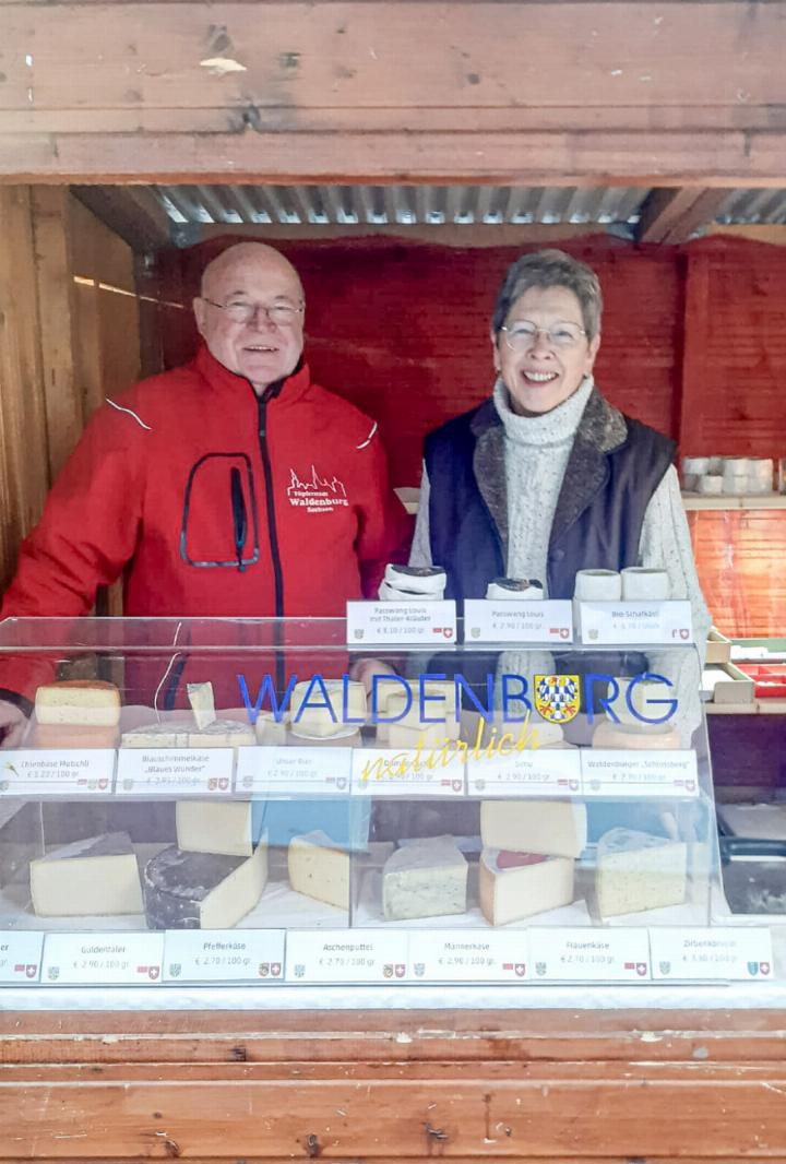 Erich Bürgin und Monika Braun, ehemalige Stadträtin des württembergischen Waldenburg, sind seit 20 Jahren ein eingespieltes Marktteam. Bild zvg