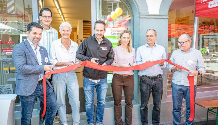 «Hereinspaziert!»: Stadtpräsident Daniel Spinnler, Martin Scheller (Mitarbeiter «Welcome Desk»), Beatrice Rieder (Liestal Tourismus), Michael Kumli (Baselland Tourismus), Marion Ernst (Zentrums-Management), Stefan Hess (Dichterinnen- und Stadtmuseum) sowie Andreas Lutz (Wanderwege beider Basel). Bild Stephan Imhof