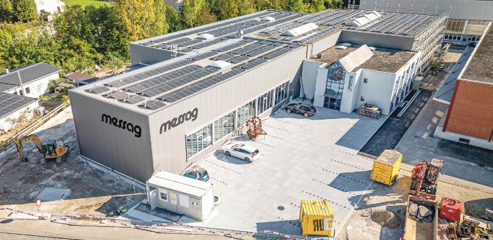 Wie ein «S» schmiegt sich die neue Halle an den bestehenden Bau der Messag AG. Beide Immobilien sind dreifachverglast und top isoliert. Bilder Peter Sennhauser