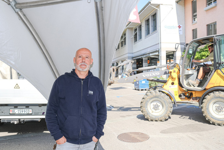 Mario Herger freute sich über die gute Zusammenarbeit im Organisationskomitee. Im Hintergrund liefen gestern Morgen bereits die Abbauarbeiten. Bild lug.