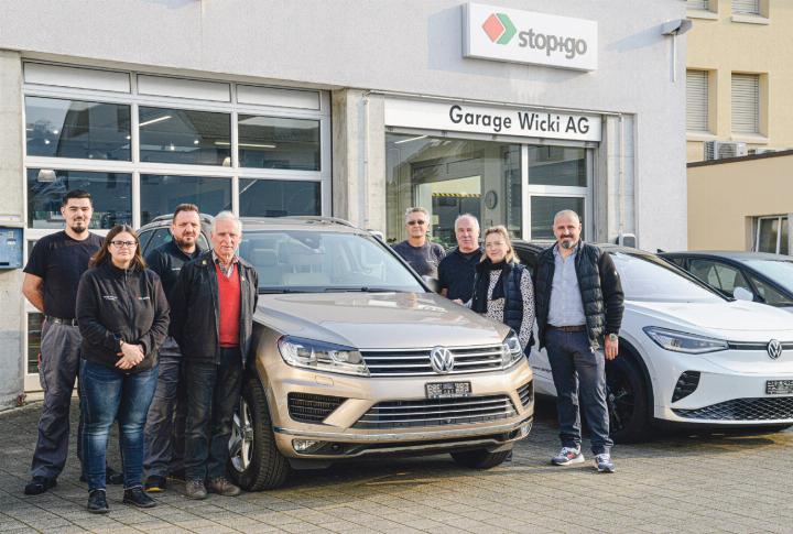 Das Team der Garage Wicki (von links): Almir Zivoli, Tanja Tschopp, Lumton Duraki, Mitinhaber Hans Peter Wicki, Dieter Rohrer, Beat Kocher, Jessica Sutter und Geschäftsführer Gjergj Vokraj.  Bild vs.
