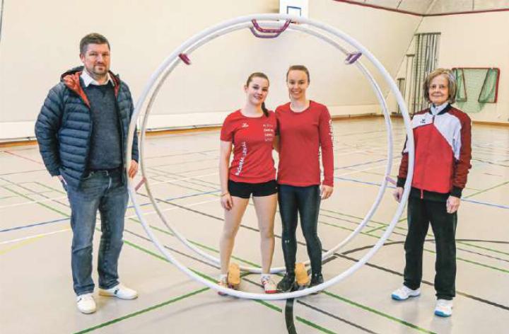 Olivia Suter (Zweite von links) und ihr Vorbild Cheyenne Rechsteiner, Trainerin Denise Rechsteiner sowie Vater Remo Suter. Bild Elmar Gächter