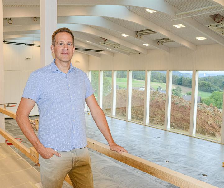 Thomas Zumbrunn wenige Wochen vor Abschluss des Innenausbaus des neuen Kultur- und Sportzentrums. Bild ch.