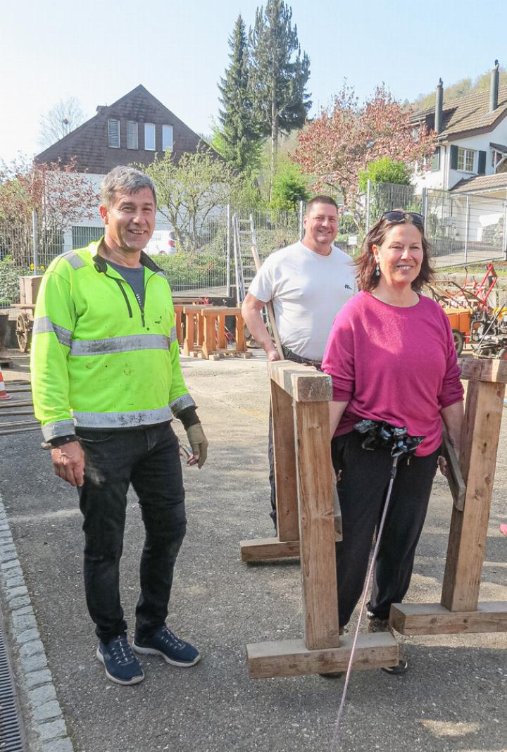 Gemeinderätin Cécile Schmidt Bur und ihr Mann 
Toni Bur haben beim Werkhof zwei Holzböcke ergattert; links Werkhofleiter Kurt Gysin.
Bild svr.
