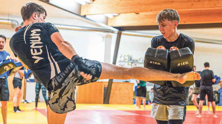 Tritte gehören bei MMA zum Arsenal. Bild zvg