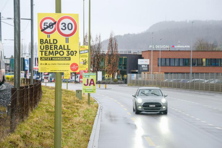 Die Tempo- 30-Signalisation auf dem Abstimmungsplakat kann Assistenzsysteme in Autos verwirren.
Bild ch.