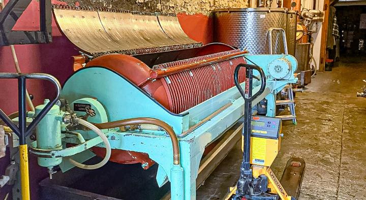 Die Gerätschaften für die Weinproduktion im Keller sind bereit – wie hier bei Ambros Thüring in Ettingen.
Bild gub.