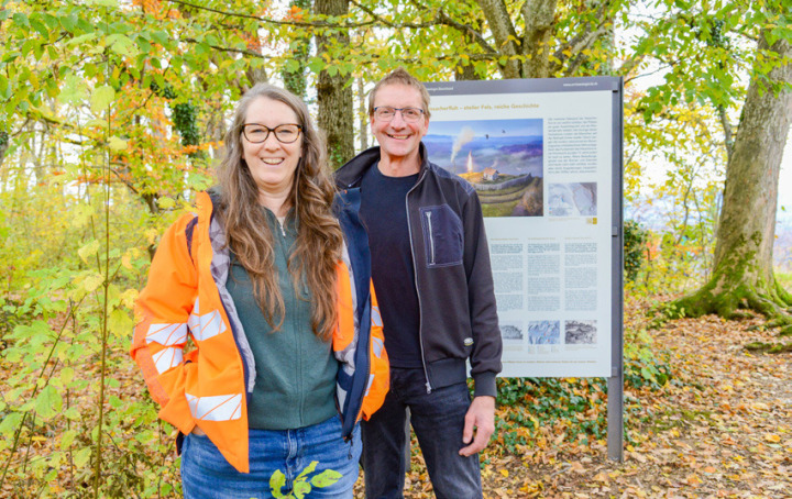 Die Tafeln wurden gestern eingeweiht: Simone Kiefer von der Archäologie Baselland und der Sissacher Gemeindepräsident Peter Buser. Bild ch.