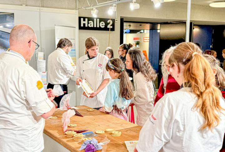 Die Jugendlichen konnten an verschiedenen Ständen selbst mit anpacken und die Berufe so hautnah kennenlernen. Ein Beispiel war das Backen von Gutzi. Bild Wendy Maltet