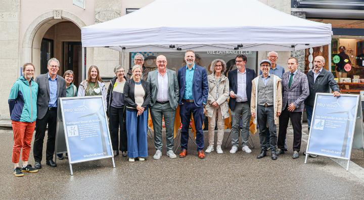 Verschiedene Politikerinnen und Politiker besuchten den Stand von «Pro Wind» in Liestal: Neben zahlreichen Landratsmitgliedern gehörten auch Regierungsrat Isaac Reber und Nationalrätin Florence Brenzikofer dazu. Bild zvg