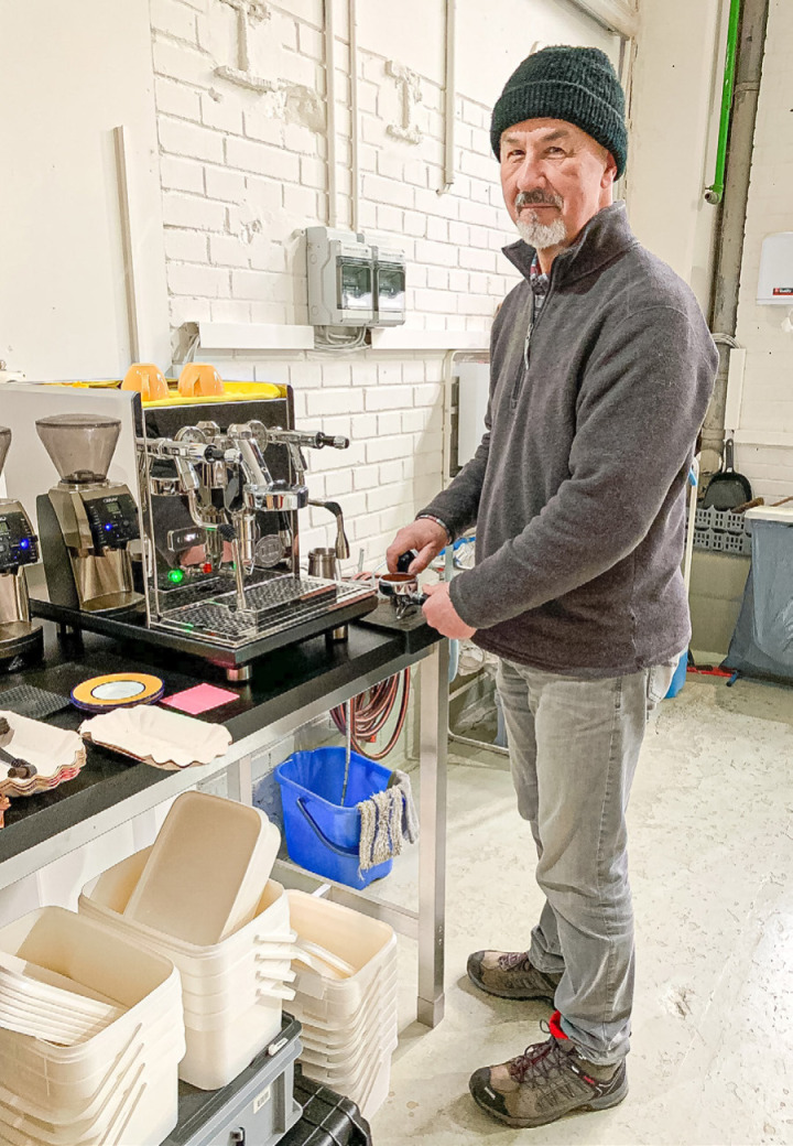 Erlesenen Kaffee wird Brian Lambert in seinem Laden am Bahnhof in Liestal brauen und von frühmorgens bis abends anbieten. Bild André Frauchiger