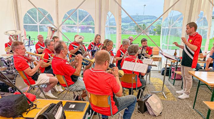 Der Musikverein Zunzgen sorgte im Zelt auf dem Schulhausplatz für Unterhaltung. Bild André Frauchiger