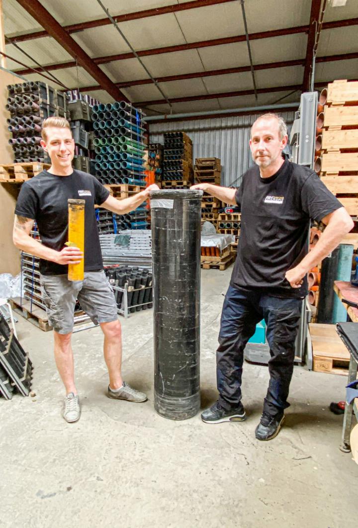 Alexander Oehler (links) und Damian Vincenz mit zwei Abschussmörsern; die Durchmesser betragen 75 mm und 300 mm. Bilder Willi Wenger