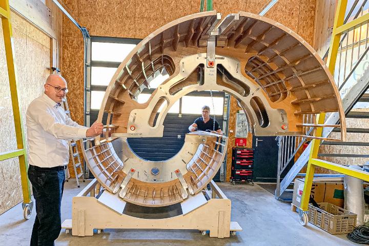 Ventostream-CEO Manuel Bernsau mit dem «Herzen» der Windturbine, die auf moderner Strömungslehre und Aerodynamik basiert. Bild André Frauchiger