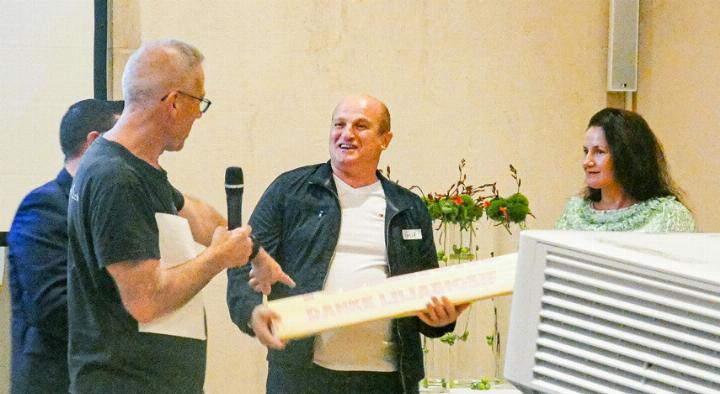 Daniel Löffel dankt der Delegation aus Rumänien für ihre Unterstützung der Nikodemus Rumänienhilfe. Bild Paul Aenishänslin