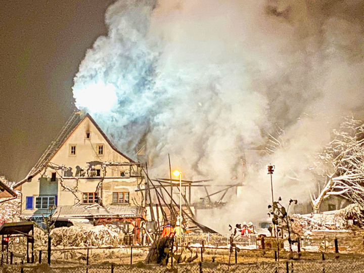 Im Januar 2021 brannte in Ziefen eine Scheune, das Feuer griff auf ein Mehrfamilienhaus über. Dies war der Beginn einer Brandserie. Bild Archiv vs