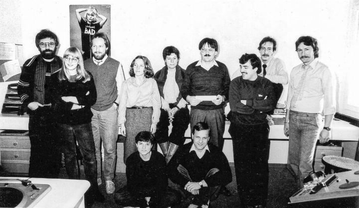 Das Team von «Radio Raurach» bei Sendestart im November 1983: Willy Schaub, Judith Isenschmid, Robert Bösiger, Bernadette Züger, Sabine Manz, Remo Antonini, Jürg Schneider, Marcel Born, Heinrich Dreher (hinten, von links) sowie Barbara Ebnöther und Thomas Rüegg. Bilder Archiv vs