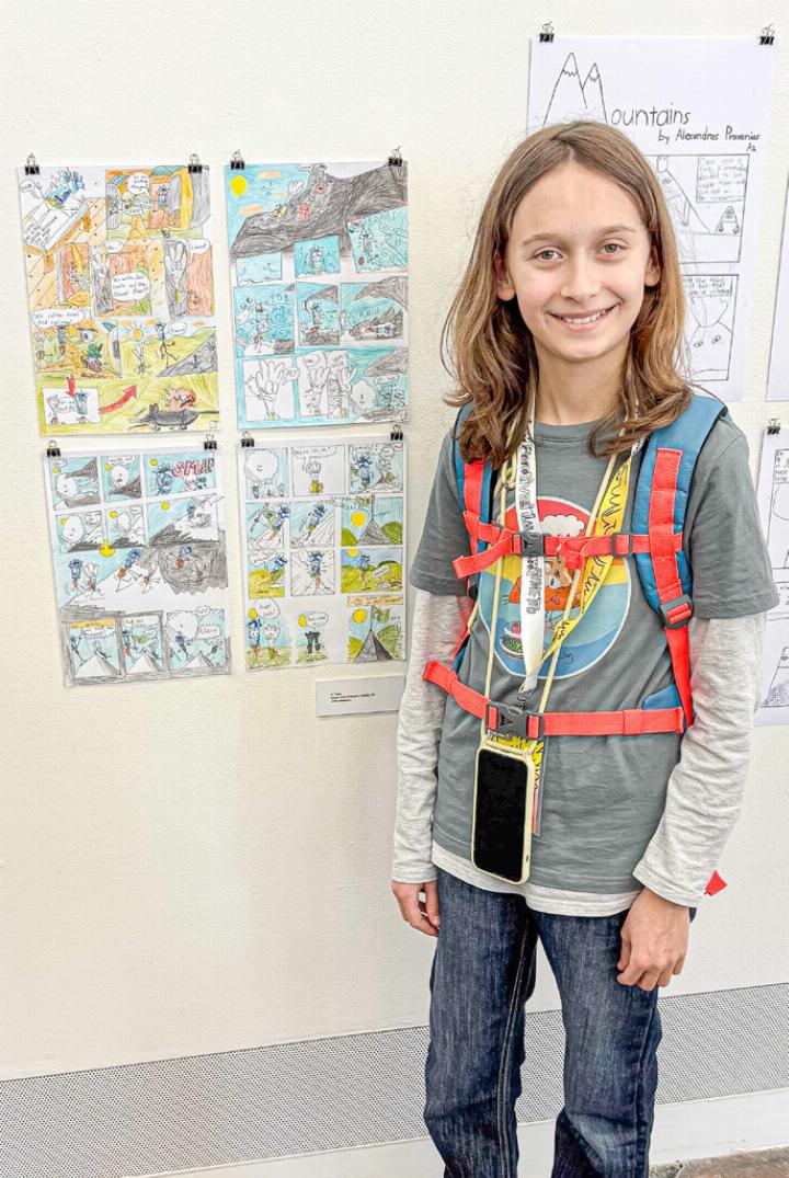 Der 12-jährige Linus Affentranger neben seinem preisgekrönten Comic.
Bild zvg