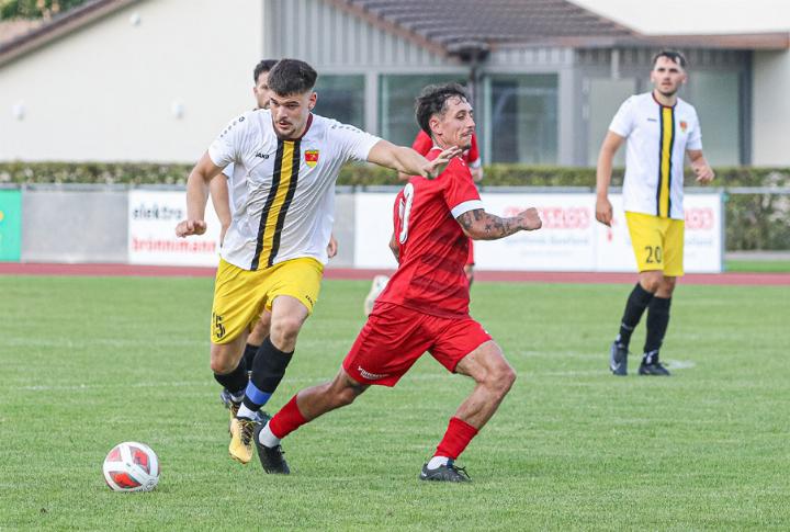 Spätestens die Tore zum 4:0 und 5:0 von Joker Andri Herger machen gegen Bachletten alles klar. Bild Archiv vs