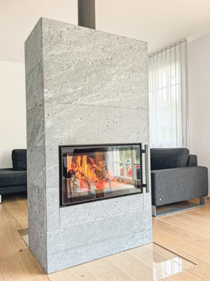 Der Specksteinofen «Tulikivi Saramo S 2D» ist eines von 60 Modellen im Kohler-Sortiment. Bild zvg