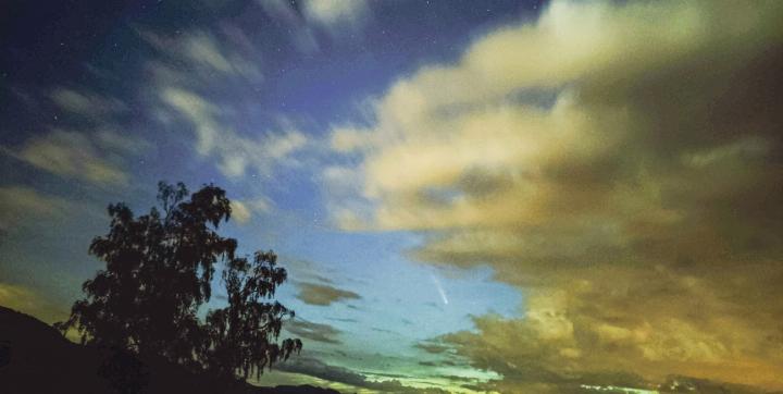 Marc Tobler aus Rothenfluh konnte den Kometen Tsuchinshan-ATLAS in Oltingen durch eine Wolkenlücke fotografieren.