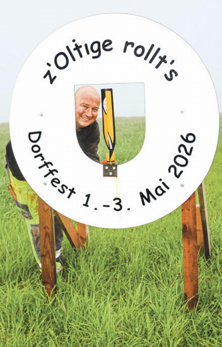 Michi Gass beim Dorfeingang. Bilder lug.