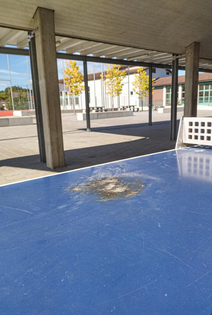 Die Brandspuren  auf dem Tischtennistisch sind lediglich die Spitze des Eisbergs.
Bild Janis Erne