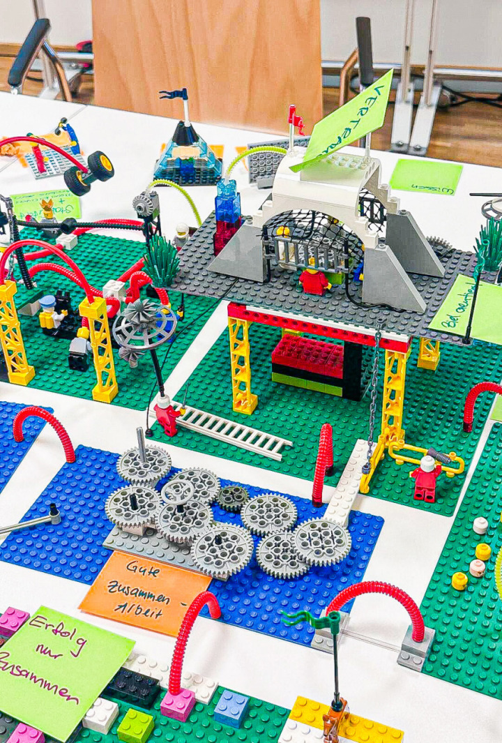 Durch das Bauen von Modellen mit Lego werden Denkprozesse angestossen.
