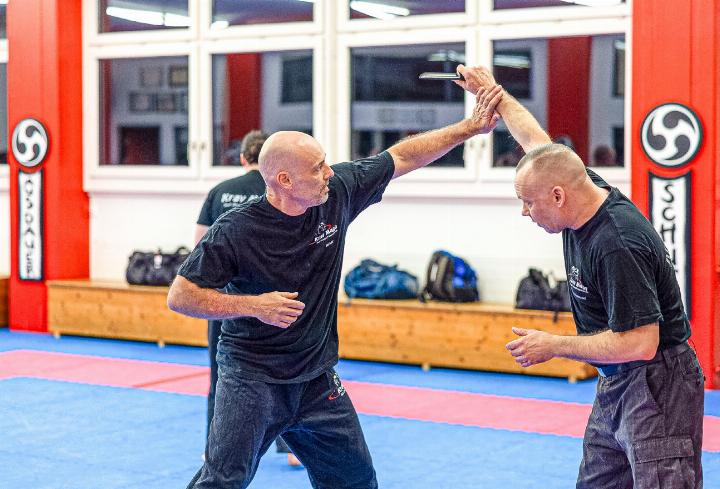 Im Krav Maga werden Abwehrtechniken – zum Beispiel bei einem Messerangriff – geübt. Bilder Michael Herrmann