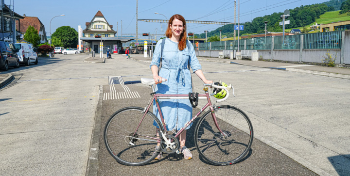 «Es kann nicht sein, dass Menschen nicht Velo fahren, weil sie sich im Verkehr nicht sicher fühlen»: Stefanie Zehnder am Bahnhof Gelterkinden. Bild Tobias Gfeller