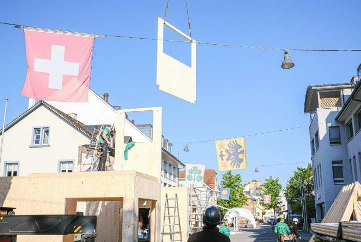 Gestern begann der Aufbau des PM Mangold-«Standes» – die Gewerbeausstellung nimmt Formen an. Bild Nikolaos Schär