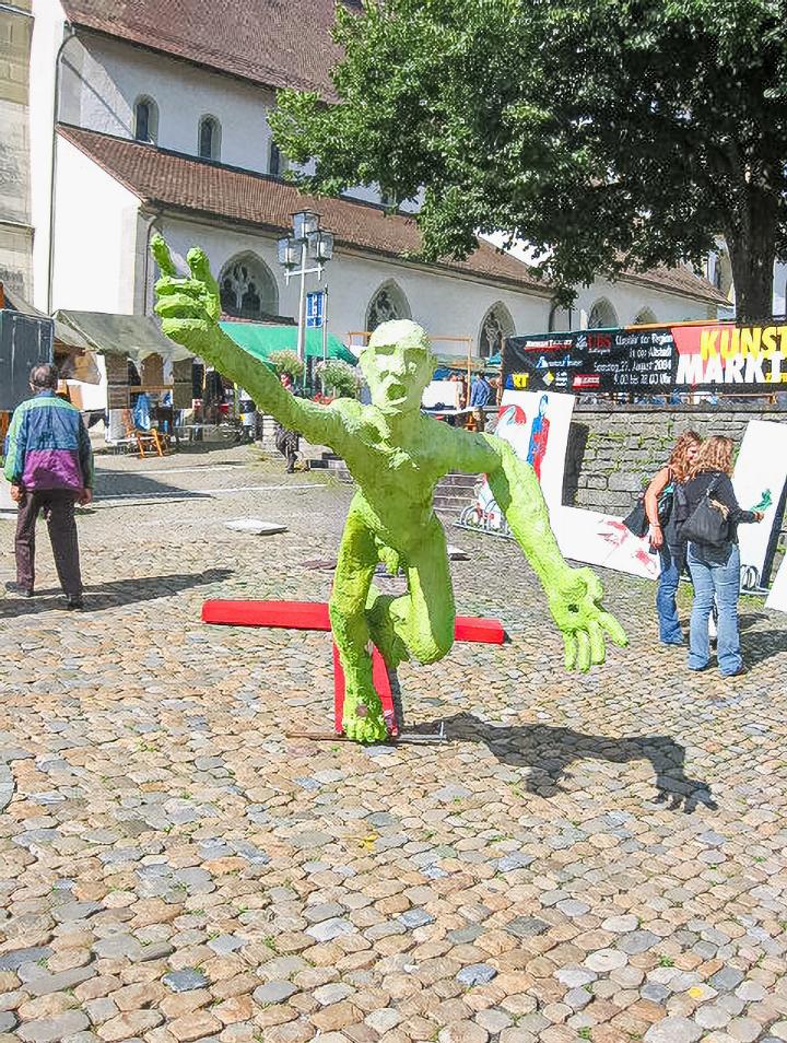 Am Kunstmarkt gibt es viele Skulpturen zu kaufen. Bild zvg