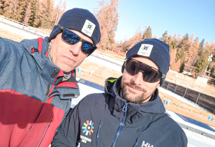 Mario Dolder (rechts) und Philipp Gerber, der Präsident des Dolder-Fanklubs, sind Teil der Weltmeisterschaften in Lenzerheide. Bild zvg