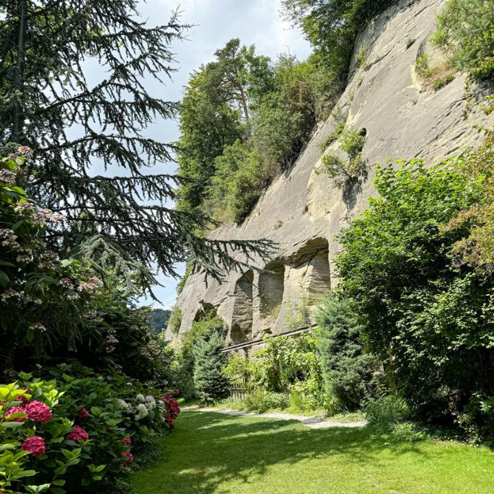 Die Magdalena-Einsiedelei mit einer in den Sandstein gehauenen Kapelle ist schweizweit einzigartig. Bild zvg