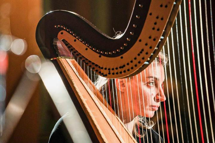 Die italienische Harfenistin Estelle Costanzo. Bild zvg Die italienische Harfenistin Estelle Costanzo. Bild zvg