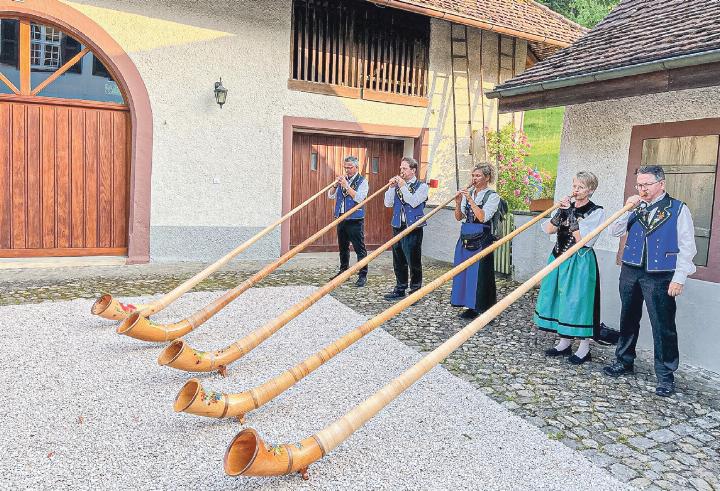 Eine Alphornformation lässt im Pfarrhof heimatliche Töne erklingen.
Bild zvg