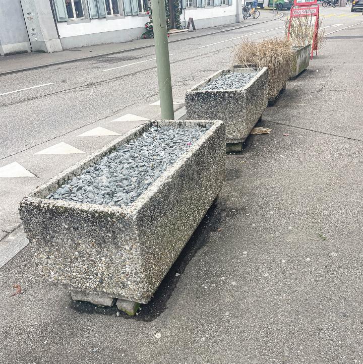 Der Autor/Fotograf/Sprücheklopfer Lars Mazzucchelli (Seltisberg) wäre gerne Comiczeichner geworden, doch ist er zeichnerisch talentfrei. So fotografiert er Alltagssituationen, die ihm ins Auge stechen, und versieht sie mit einem treffenden Kommentar.