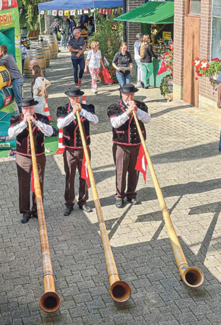 Das Trio musziert zum Bundesfeiertag und begeistert das Publikum. Bild zvg