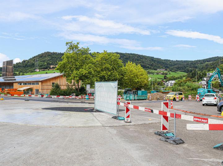 Ab Montag wird der Verkehr wieder via Netzen- und Hauptstrasse geführt. Der Zugang zum Kreisel von der Gewerbestrasse aus wird gesperrt. Bild Janis Erne