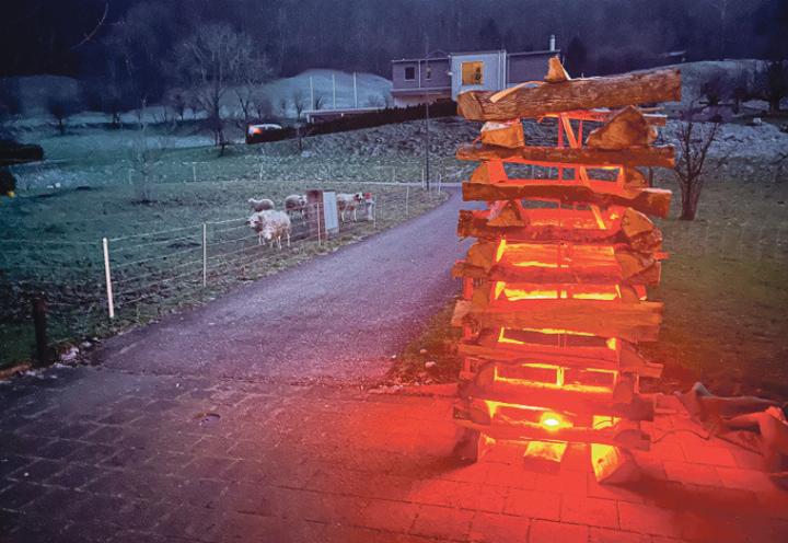 Die 40 Holzstapel, jeder mit rund einem halben Ster Holz aufgebaut, geben ein schönes warmes Licht in der dunklen Winterzeit. Bild zvg