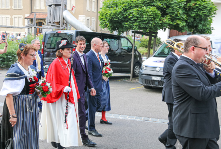 Landratspräsident Reto Tschudin (dritter von links) und Regierungspräsident Anton Lauber beim Festumzug. Bilder je.