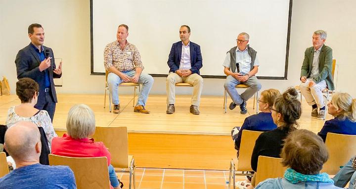 Von links: Fabian Dinkel (Sozialamt BL), Thomas Frommherz (Heilsarmee), Domenico Sposato (Caritas beider Basel), Thomas Noack (Stadtbauamt Liestal und Landrat) sowie Moderator Dieter Kohler.
Bild Regula Vogt-Kohler