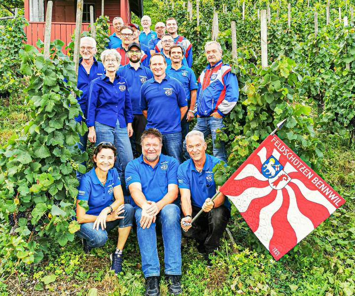 Die Bennwiler Schützinnen und Schützen am Schiterberg, dem Andelfinger Rebberg. Bild zvg