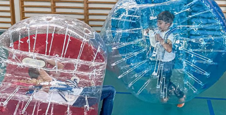 Beim Bubble Soccer kann es  auch wild zur Sache gehen –  ohne grosses Verletzungsrisiko.
Bild zvg