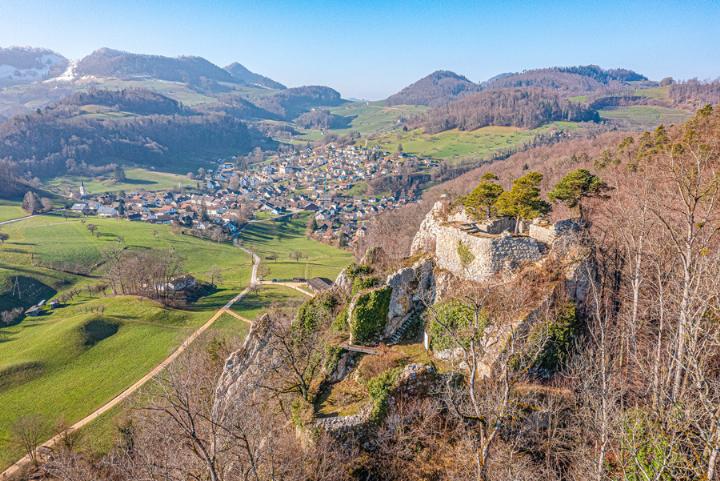 Der Blick zur Burgruine Ryfenstein und in Richtung Reigoldswil; links unten führt eine typische Strasse dritter Klasse entlang. Bild zvg / Baselland Tourismus / Jan Geerk