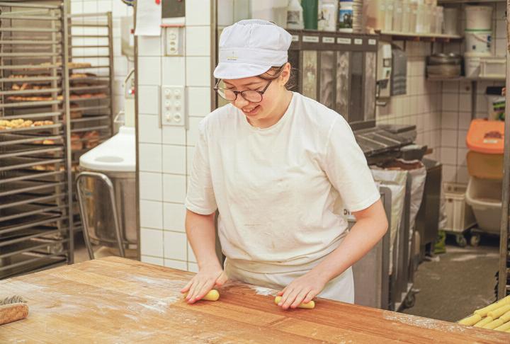 Leonie Spalinger, Lernende im zweiten Lehrjahr als Bäckerin-Konditorin, gefällt die Arbeit in der Backstube sehr.
Bild Carolina Mazacek