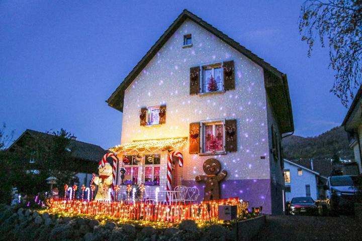 Andreas Murer liess sich von der Dekoliebe seiner Frau anstecken, sodass die Weihnachtsbeleuchtung nun sein Ding ist. Bilder Luana Güntert