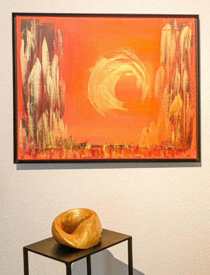 In der Ausstellung treffen abstrakte Malereien auf abstrakte Skulpturen.
Bild zvg