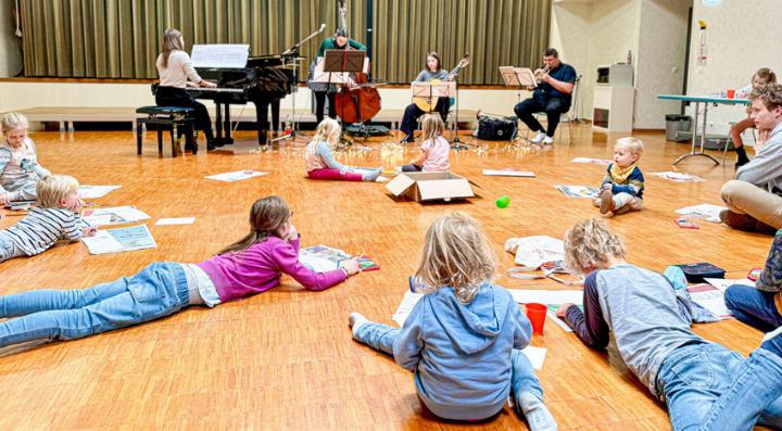 Die Musik regt die Kreativität der anwesenden Kinder an. Bild Wendy Maltet